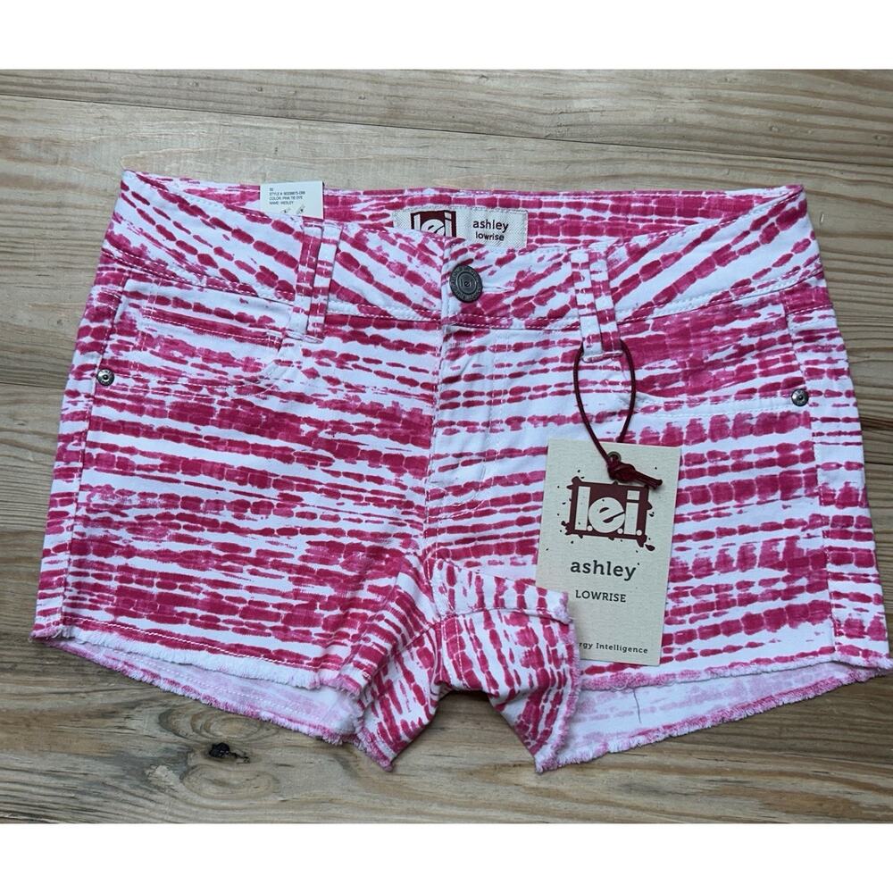 LEI shorts Women’s Juniors Size 5 Regular. New With Tags Hot Pink And White.